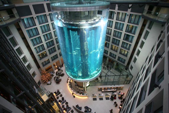 лифт-аквариум в отеле Берлина