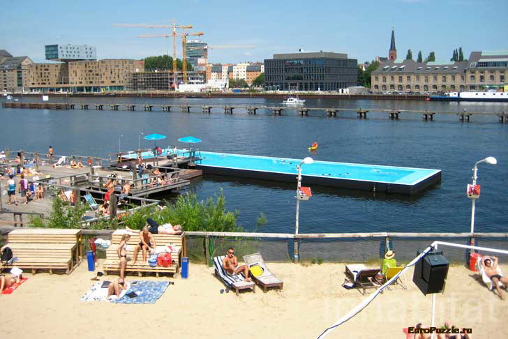Badeschiff - плавающий бассейн в Берлине