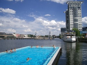 Badeschiff - плавающий бассейн в Берлине